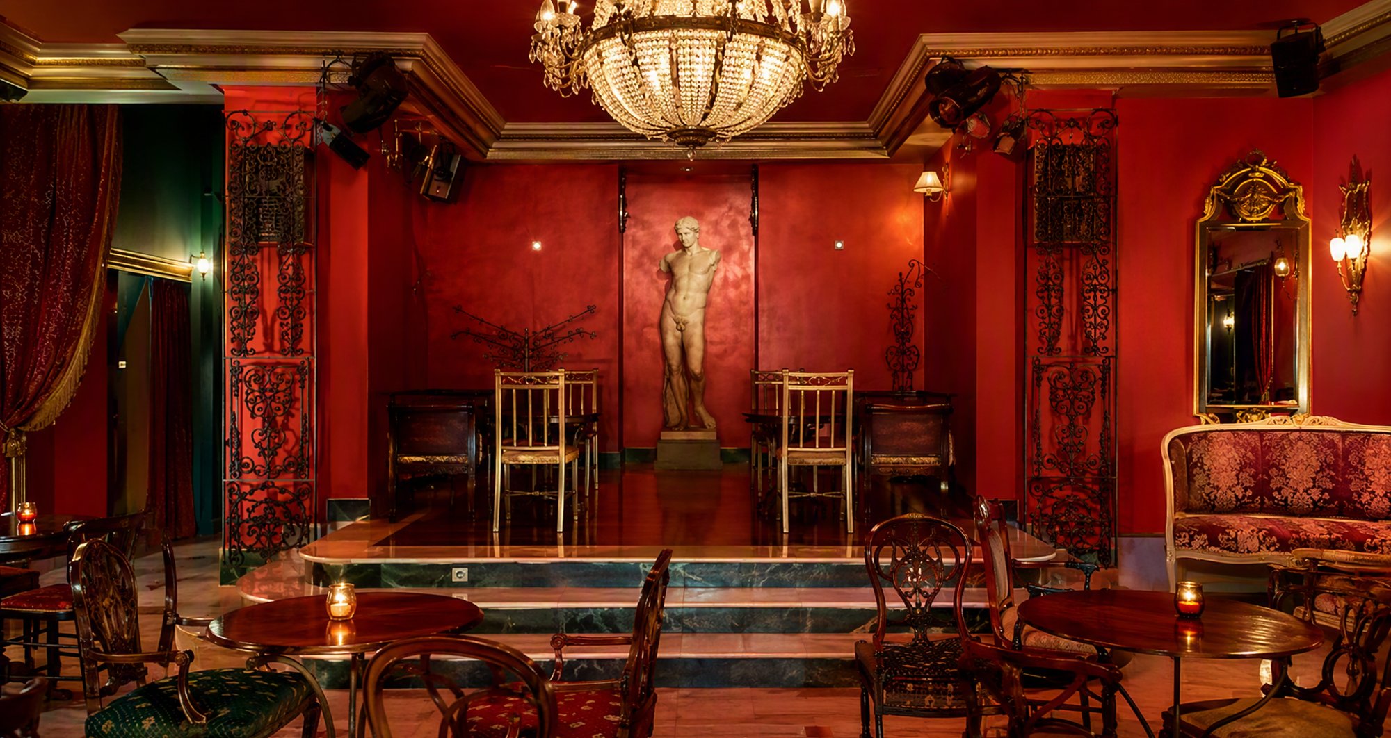 Sala con escenario de Sala Casarte Azul, café teatro y sport bar en Vélez-Málaga